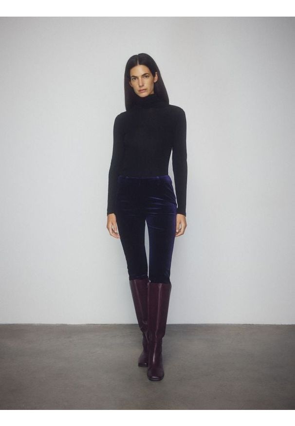 Reserved - Welurowe spodnie - granatowy. Kolor: niebieski. Materiał: welur