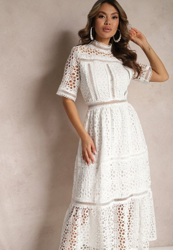 Renee - Biała Rozkloszowana Sukienka Maxi Ażurowa z Falbanką Ranilette. Kolor: biały. Wzór: ażurowy. Sezon: lato. Styl: elegancki. Długość: maxi