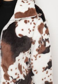 Born2be - Czarno-Biała Futerkowa Kurtka ze Ściągaczami i Kołnierzykiem w Animal Print Fortilia. Okazja: na spacer. Kolor: czarny. Materiał: materiał, jeans, futro. Długość rękawa: długi rękaw. Długość: długie. Wzór: nadruk. Styl: elegancki #4
