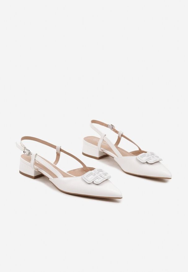 Renee - Białe Sandały Slingback z Geometryczną Ozdobą Setaliena. Okazja: na co dzień. Nosek buta: szpiczasty. Zapięcie: pasek. Kolor: biały. Wzór: geometria, aplikacja. Sezon: lato. Obcas: na obcasie. Styl: casual, klasyczny, elegancki. Wysokość obcasa: niski