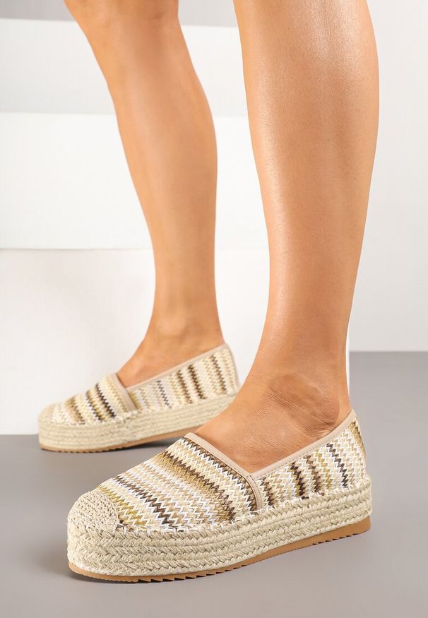 Born2be - Ciemnobeżowe Espadryle w Szydełkowy Wzór z Plecioną Podeszwą Tillarina. Okazja: na co dzień. Kolor: beżowy. Wzór: aplikacja, kolorowy. Styl: wakacyjny, casual