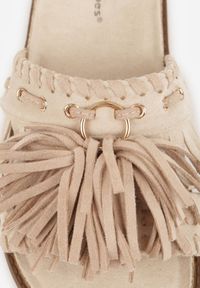 Born2be - Beżowe Klapki w Stylu Boho Zdobione Frędzlami Stavania. Okazja: na co dzień. Kolor: beżowy. Materiał: jeans. Wzór: aplikacja. Sezon: lato. Styl: boho #3