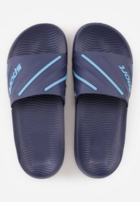 Born2be - Granatowe Klapki Basenowe na Grubej Podeszwie z Tłoczonymi Paskami i Napisem Menimisia. Okazja: na co dzień. Kolor: niebieski. Wzór: napisy. Sezon: lato. Styl: wakacyjny, casual, klasyczny, sportowy #2