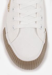 Born2be - Biało-Beżowe Trampki VICES na Grubej Podeszwie z Tłoczeniami z Trójkątną Aplikacją Bolirea. Nosek buta: okrągły. Zapięcie: sznurówki. Kolor: biały. Materiał: materiał. Wzór: aplikacja. Obcas: na obcasie. Wysokość obcasa: niski #6