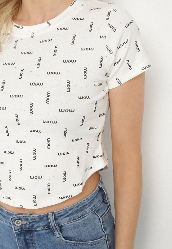 Born2be - Biały Bawełniany T-shirt z Brokatem Olinithra. Okazja: na co dzień. Kolor: biały. Materiał: bawełna. Wzór: aplikacja. Sezon: lato, wiosna. Styl: klasyczny, glamour, casual