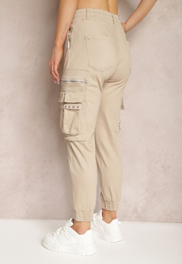Renee - Beżowe Bawełniane Spodnie Bojówki z Gumką w Talii i Kieszeniami Zolarae. Okazja: na co dzień. Kolor: beżowy. Materiał: bawełna. Styl: casual, elegancki