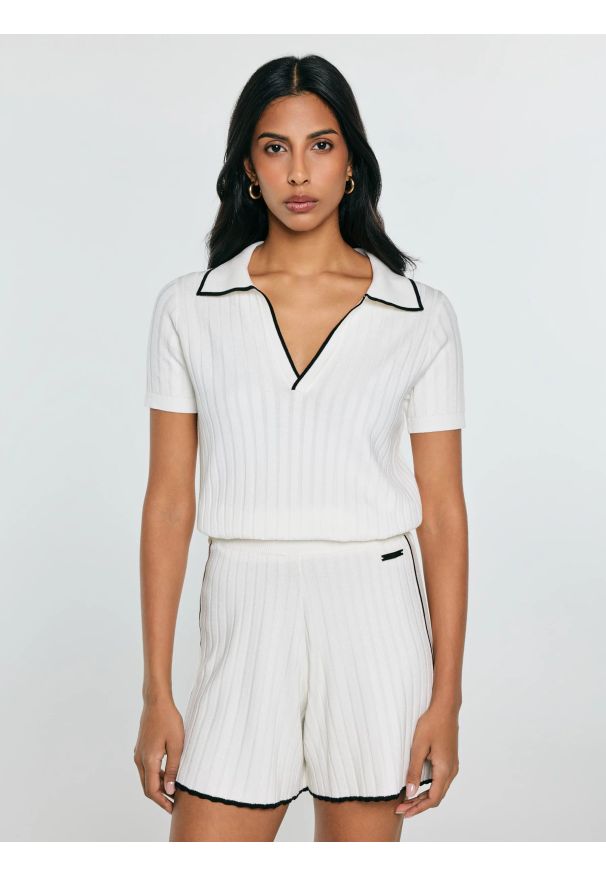 Big-Star - Koszulka damska polo z kontrastowym wykoŅczeniem biała Micka 100. Typ kołnierza: polo. Kolor: biały. Materiał: prążkowany, skóra, dzianina. Wzór: aplikacja. Styl: sportowy, elegancki