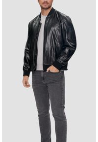 Guess - GUESS Skórzany bomber męski District Faux Leather Bomber, Rozmiar M. Typ kołnierza: kołnierzyk stójkowy. Kolor: czarny. Materiał: skóra. Styl: klasyczny, elegancki