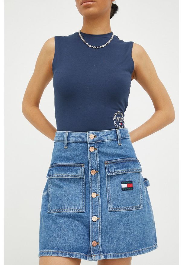 Tommy Jeans spódnica jeansowa mini prosta. Okazja: na co dzień. Stan: podwyższony. Kolor: niebieski. Materiał: włókno, denim, materiał. Styl: casual
