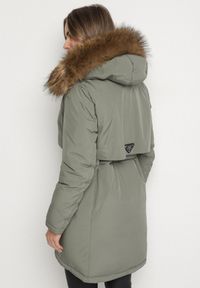 Born2be - Zielona Casualowa Kurtka Parka z Kapturem z Futerkiem Nallorea. Okazja: na co dzień. Typ kołnierza: kaptur. Kolor: zielony. Materiał: futro. Styl: casual #4
