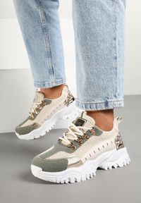 Renee - Beżowo-Zielone Sneakersy w Steetwearowym Stylu na Tłoczonej Platformie Ozdobione Wzorem w Panterkę Gonavielle. Okazja: na co dzień. Kolor: beżowy. Materiał: jeans. Wzór: motyw zwierzęcy, aplikacja. Obcas: na platformie