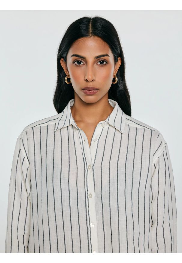 Big-Star - Lniana koszula damska w prążek biała Lamena 100. Okazja: na co dzień, na spotkanie biznesowe. Kolor: biały. Materiał: len. Wzór: prążki. Sezon: wiosna, lato. Styl: klasyczny, casual, biznesowy