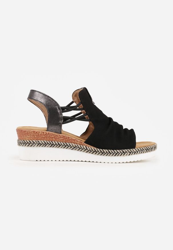 Born2be - Czarne Sandały na Koturnie z Marszczoną Cholewką i Metaliczną Aplikacją Teodlar. Zapięcie: bez zapięcia. Kolor: czarny. Materiał: jeans, len. Wzór: aplikacja. Sezon: lato. Obcas: na koturnie. Styl: boho. Wysokość obcasa: średni