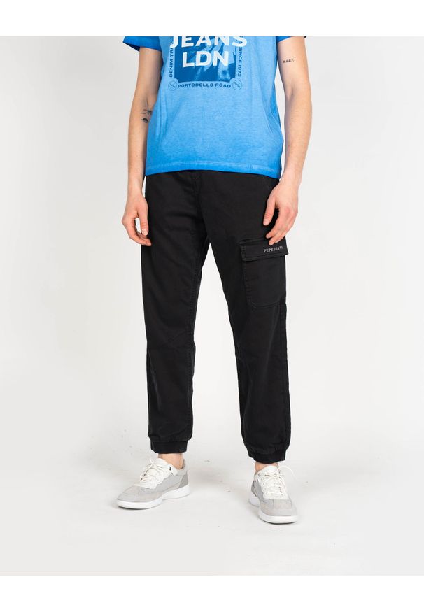 Pepe Jeans Spodnie "Landan" | PM211430 | Landan | Mężczyzna | Czarny. Okazja: na co dzień. Kolor: czarny. Materiał: bawełna, poliester, elastan. Wzór: nadruk. Styl: casual