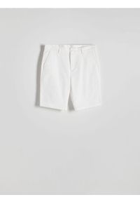 Reserved - Szorty slim fit - biały. Kolor: biały. Materiał: bawełna, tkanina #1