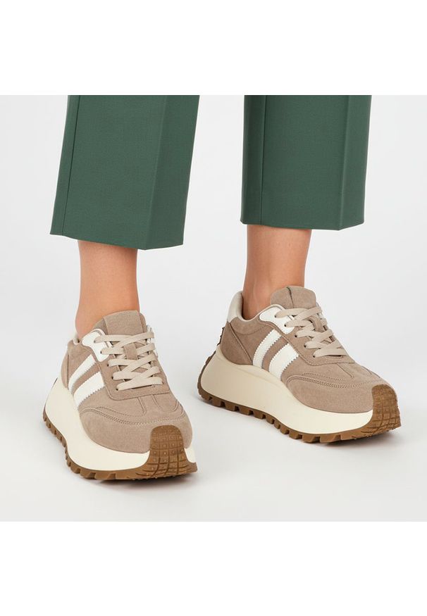 Sneakersy damskie S.Barski, cholewka skóra naturalna zamszowa kontrastowe panele wiązanie klasyczne fason niski zaokrąglony nosek masywna wizualnie p. Kolor: beżowy. Materiał: zamsz, skóra. Szerokość cholewki: normalna. Styl: klasyczny