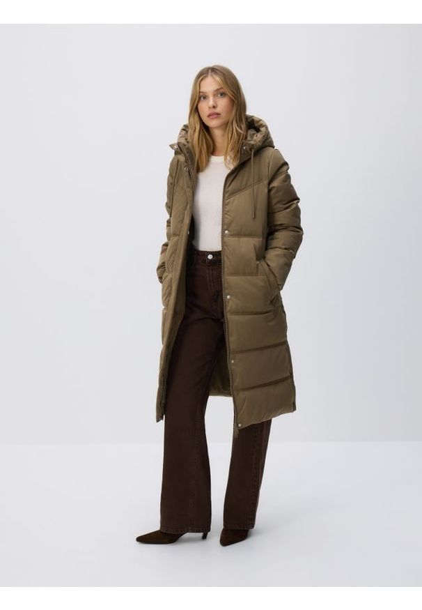 Reserved - Długa kurtka z kapturem - ciemnozielony. Typ kołnierza: kaptur. Kolor: zielony. Materiał: tkanina. Długość: długie