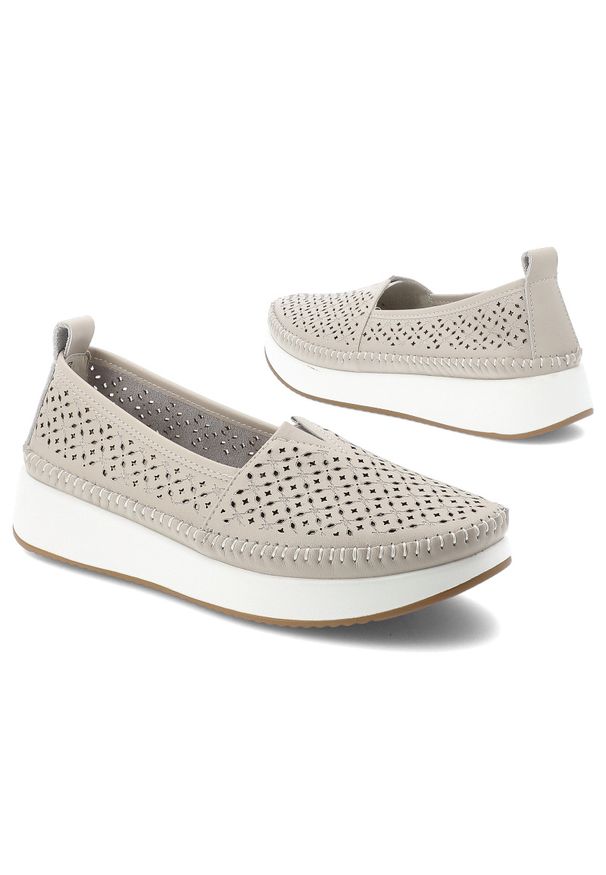 Półbuty damskie Filippo, cholewka ze skóry naturalnej licowej wsuwany fason zabudowany przód, beżowe, DP4555/26. Kolor: beżowy. Materiał: skóra. Szerokość cholewki: normalna