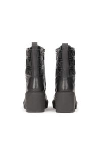Kazar - Botki na grubym obcasie zdobione tłoczeniem. Okazja: na co dzień. Zapięcie: sznurówki. Kolor: czarny. Szerokość cholewki: normalna. Wzór: aplikacja. Materiał: skóra. Sezon: zima. Obcas: na obcasie. Styl: casual. Wysokość obcasa: średni #2