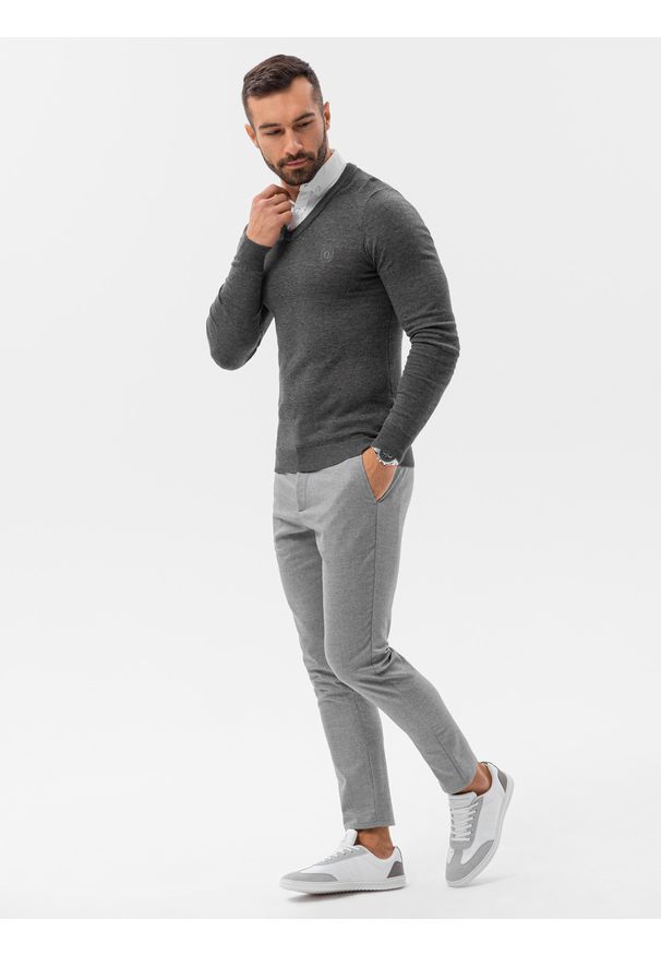 Szary sweter Ombre Clothing melanż, klasyczny, z dekoltem w serek