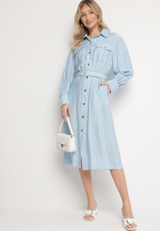 Born2be - Niebieska Wiskozowa Sukienka o Koszulowym Kroju z Paskiem z Klamrą i Kieszeniami Lisavianna. Okazja: na co dzień, do pracy, na spotkanie biznesowe. Kolor: niebieski. Materiał: wiskoza. Długość rękawa: długi rękaw. Typ sukienki: koszulowe. Styl: klasyczny, casual, biznesowy, elegancki