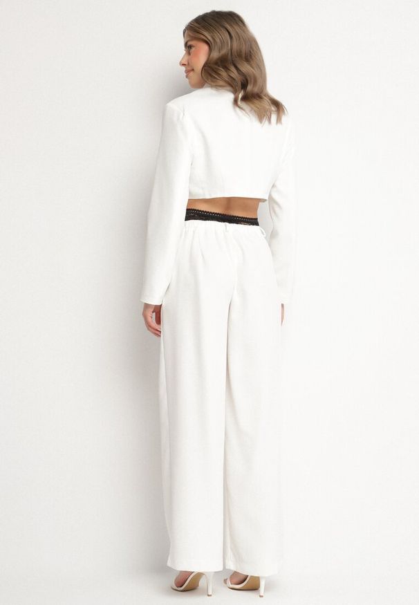 Born2be - Biały Komplet Krótka Marynarka z Usztywnionymi Miseczkami i Szerokie Spodnie Liozana. Kolor: biały. Materiał: koronka. Wzór: koronka