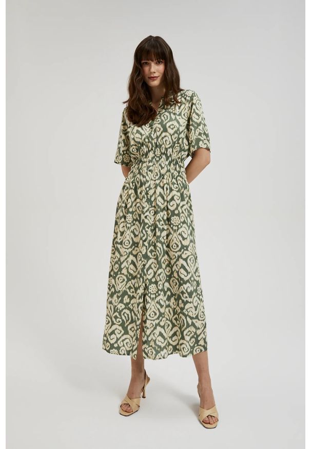MOODO - Wzorzysta sukienka z gumą w talii oliwkowa. Kolor: oliwkowy. Materiał: guma