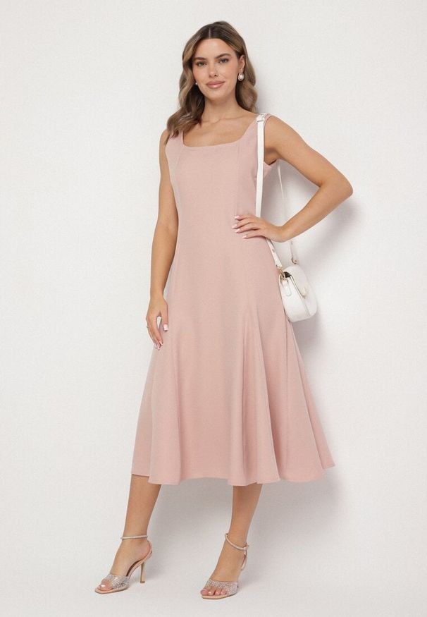 Born2be - Różowa Klasyczna Sukienka o Rozkloszowanym Kroju Delure. Okazja: na imprezę. Typ kołnierza: dekolt kwadratowy. Kolor: różowy. Wzór: aplikacja. Styl: klasyczny