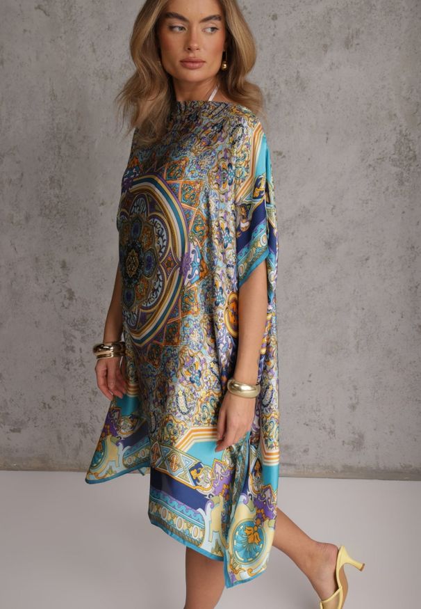 Renee - Niebieskie Satynowe Ponczo z Jedwabiem i Wiskozą w Stylu Boho Prixeis. Okazja: na co dzień. Kolor: niebieski. Materiał: jedwab, wiskoza, satyna. Wzór: nadruk. Styl: boho