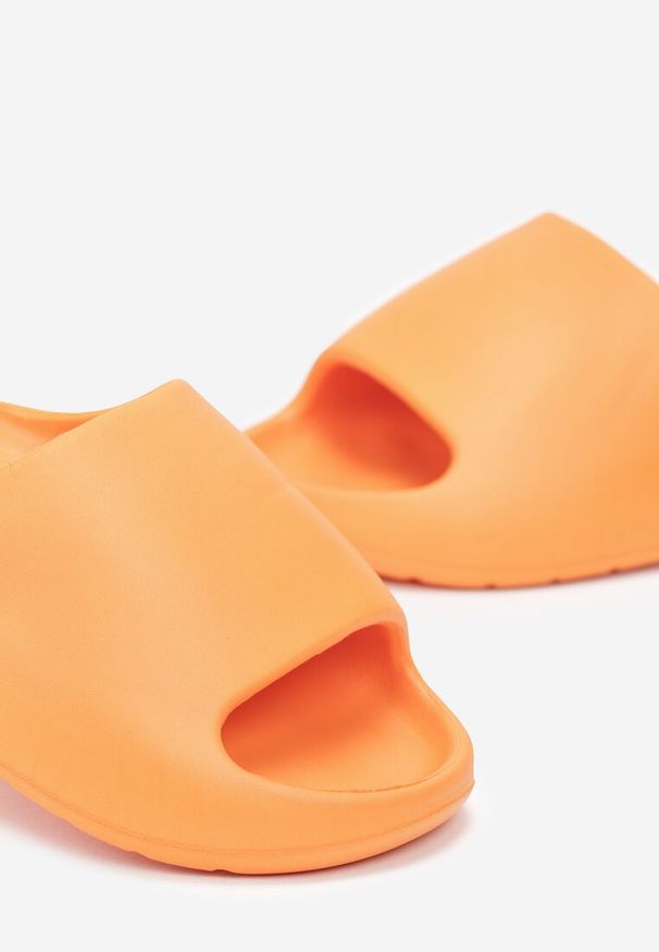 Renee - Pomarańczowe Piankowe Klapki z Grubą Podeszwą i Szerokim Paskiem Zamila. Okazja: na co dzień. Kolor: pomarańczowy. Sezon: lato. Styl: elegancki, casual