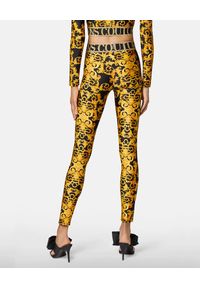 Versace Jeans Couture - VERSACE JEANS COUTURE - Leginsy z nadrukiem barokowym. Kolor: czarny. Materiał: materiał. Wzór: nadruk #5