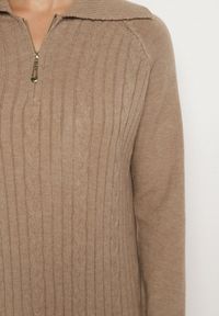 Born2be - Beżowa Sweterkowa Sukienka Pudełkowa z Bawełną i Wełną Ozdobiona Suwakiem Reimia. Okazja: na co dzień. Kolor: beżowy. Materiał: wełna, bawełna. Wzór: aplikacja. Styl: casual, klasyczny #7