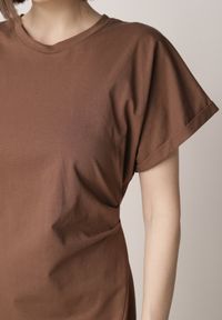 Born2be - Brązowa Sukienka o Rozkloszowanym Kroju z Marszczeniem i Rozcięciem Zinnariae. Okazja: na co dzień. Kolor: brązowy. Materiał: jeans. Styl: casual #2