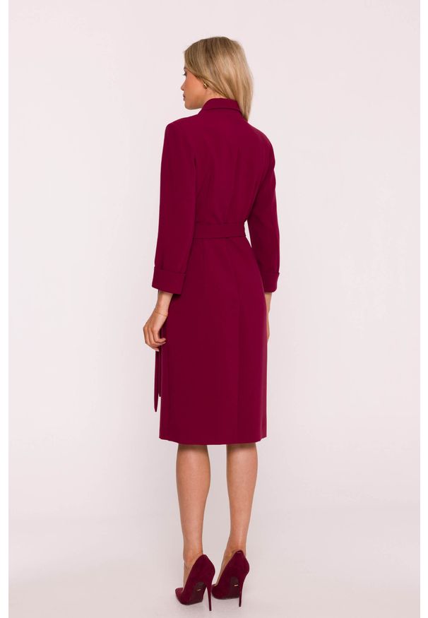 Stylove - Elegancka sukienka ołówkowa kopertowa z wiązaniem bordowa. Okazja: na spotkanie biznesowe, do pracy. Typ kołnierza: typu klepsydra, dekolt kopertowy, dekolt w kształcie V. Kolor: czerwony, brązowy, beżowy. Materiał: elastan, tkanina, poliester, wiskoza. Wzór: gładki. Typ sukienki: ołówkowe, kopertowe. Styl: elegancki. Długość: midi