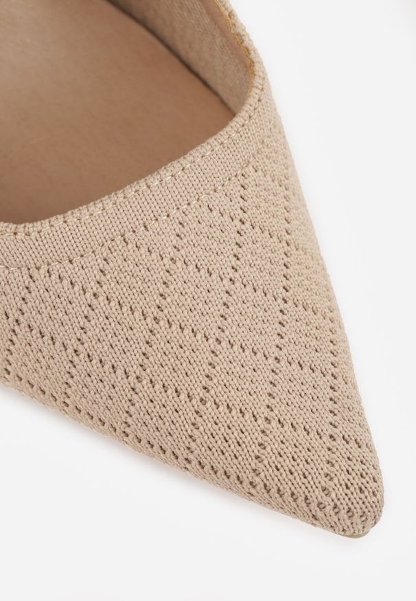 Born2be - Ciemnobeżowe Dzianinowe Szpilki VICES z Odkrytą Piętą i Wkładką z Efektem Poduszki Zdobione Kokardą Onosea. Okazja: na co dzień. Zapięcie: pasek. Kolor: beżowy. Materiał: dzianina. Wzór: aplikacja. Obcas: na szpilce. Styl: casual, klasyczny