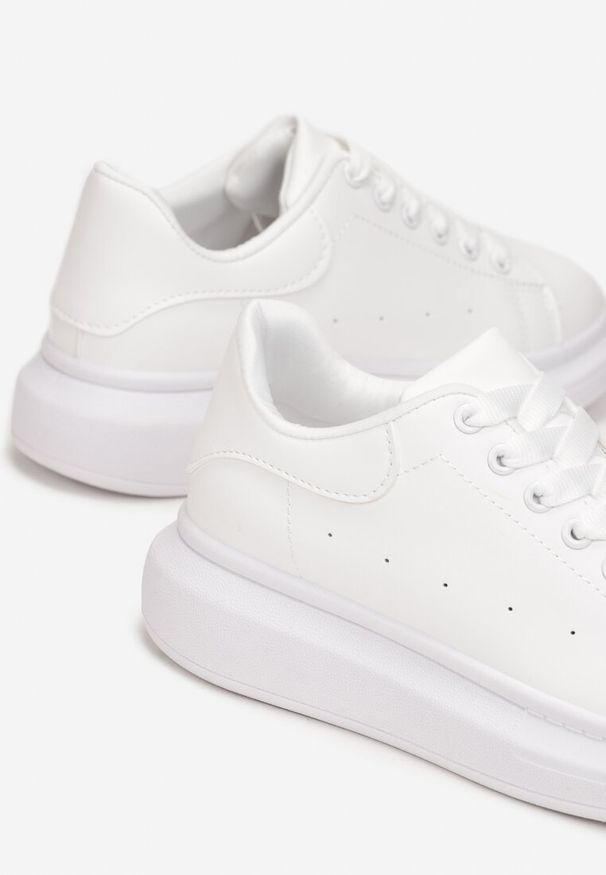 Renee - Białe Sneakersy na Grubej Podeszwie z Przeszyciami i Perforacją Amela. Okazja: na co dzień. Wysokość cholewki: przed kostkę. Kolor: biały. Materiał: skóra, materiał. Szerokość cholewki: normalna. Wzór: aplikacja