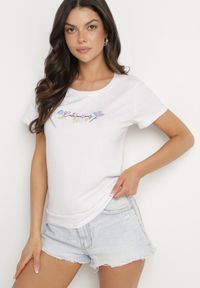 Born2be - Biały Bawełniany T-shirt Ozdobiony Nadrukiem Zarice. Okazja: na co dzień. Kolor: biały. Materiał: bawełna. Wzór: aplikacja, nadruk. Styl: klasyczny, casual