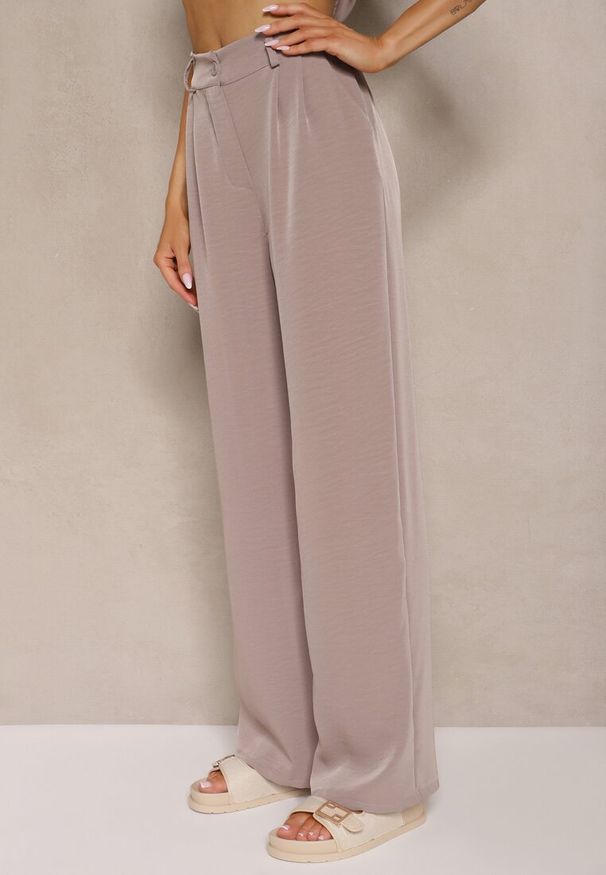 Renee - Ciemnobeżowy Komplet ze Spodniami o Szerokim Kroju i Koszulą z Ozdobnym Wiązaniem Filaniella. Kolor: beżowy