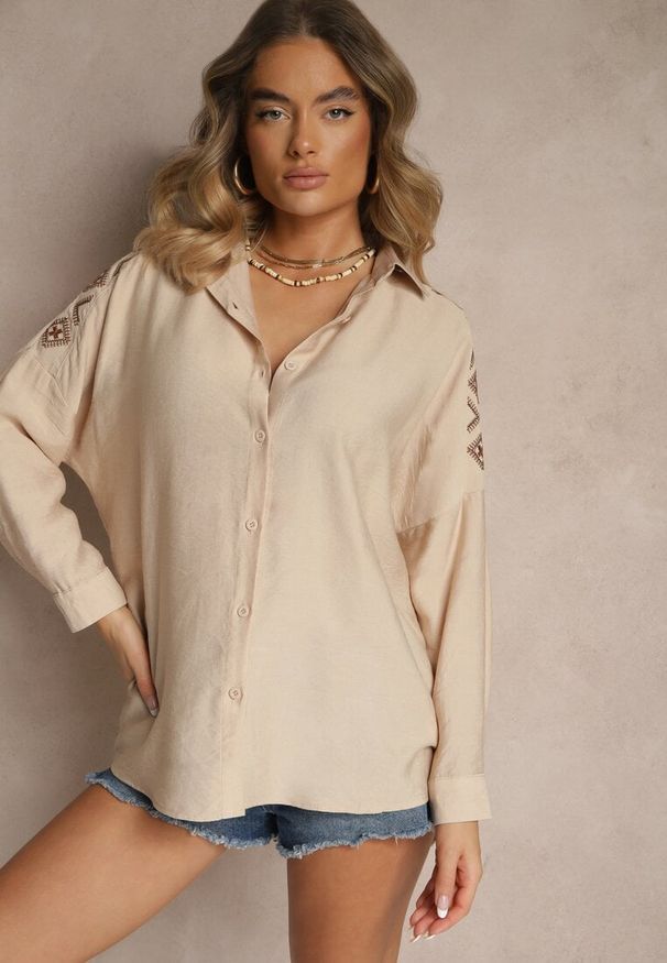 Renee - Beżowa Koszula z Ozdobnym Haftem Sadine. Okazja: na spotkanie biznesowe, na co dzień. Typ kołnierza: kołnierzyk klasyczny. Kolor: beżowy. Materiał: jeans. Długość rękawa: długi rękaw. Długość: długie. Wzór: haft. Styl: klasyczny, biznesowy, casual