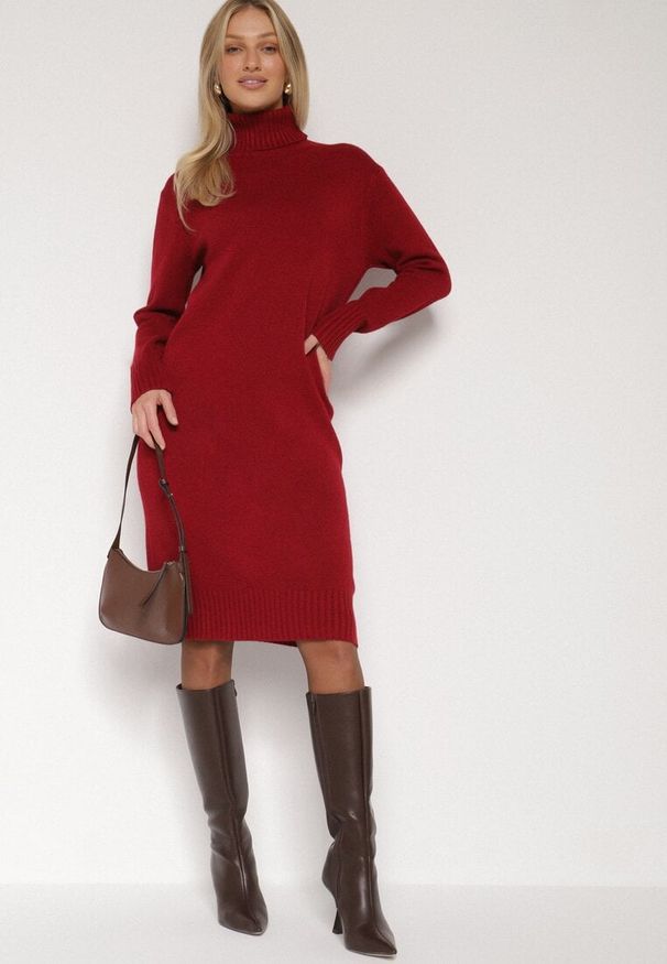 Born2be - Bordowa Dzianinowa Sukienka z Bawełną o Prostym Kroju z Golfem Tesala. Okazja: na spotkanie biznesowe, do pracy. Typ kołnierza: golf. Kolor: czerwony. Materiał: dzianina, bawełna. Wzór: jednolity. Typ sukienki: proste. Styl: biznesowy, klasyczny