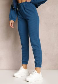 Renee - Ciemnoniebieskie Spodnie Dresowe z Tłoczeniem Alase. Okazja: na co dzień, na spotkanie biznesowe, na spacer. Kolor: niebieski. Materiał: dresówka. Styl: biznesowy, klasyczny, casual #3