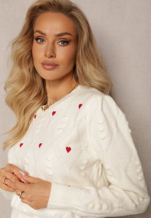 Renee - Beżowy Klasyczny Sweter ze Ściągaczami i Ozdobnymi Haftami Reani. Okazja: na co dzień. Kolor: beżowy. Materiał: jeans. Wzór: haft. Styl: klasyczny