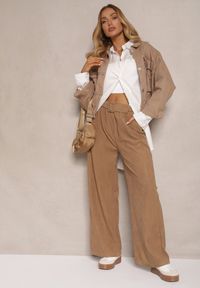 Renee - Ciemnobeżowe Spodnie Sztruksowe o Szerokim Kroju High Waist z Paskiem Valoma. Okazja: na co dzień. Stan: podwyższony. Kolor: beżowy. Materiał: sztruks. Styl: retro, elegancki, casual