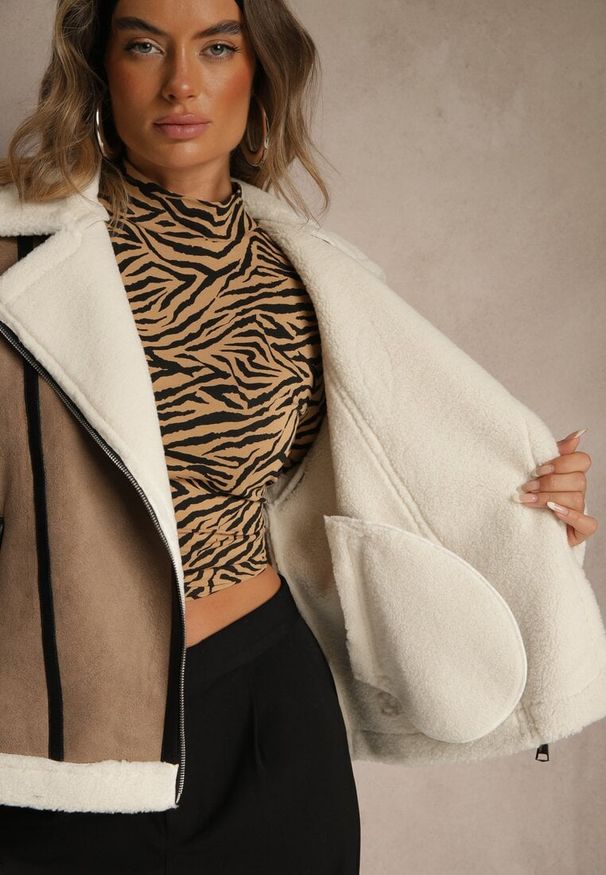 Renee - Ciemnobeżowa Kurtka Ramoneska w Stylu Biker z Kożuszkiem i Sprzączkami Mendrie. Okazja: na co dzień, na randkę. Typ kołnierza: golf. Kolor: beżowy. Materiał: dzianina, jeans. Wzór: aplikacja. Styl: casual, elegancki