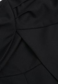 Renee - Czarny Kombinezon VICES na Jedno Ramię z Wiązaniem Arrida. Kolor: czarny. Materiał: zamsz. Styl: elegancki, wizytowy #2