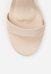 Born2be - Beżowe Sandały na Szpilce z Cienkim Paskiem Nealia. Okazja: na co dzień. Zapięcie: pasek. Kolor: beżowy. Materiał: jeans. Obcas: na szpilce. Styl: klasyczny, casual #8