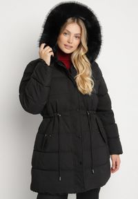 Born2be - Czarna Dwustronna Kurtka Futerko z Kapturem i Pikowaniem Falerina. Okazja: do pracy, na spacer. Typ kołnierza: kaptur. Kolekcja: plus size. Kolor: czarny. Materiał: futro. Wzór: gładki