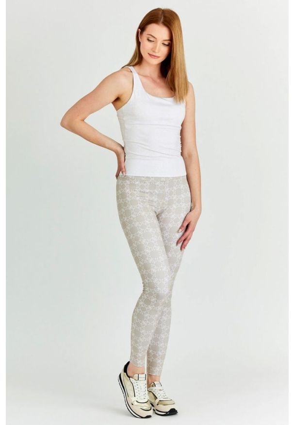 Guess - GUESS Sportowy top damski z ozdobnymi plecami. Kolor: beżowy. Materiał: poliester. Długość rękawa: na ramiączkach. Wzór: aplikacja. Styl: sportowy