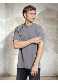 Sinsay - Bawełniana koszulka z efektem sprania - szary. Kolor: szary. Materiał: bawełna #1
