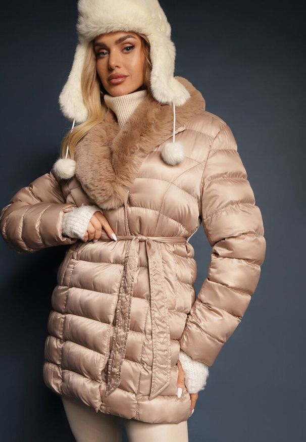 Renee - Beżowa Pikowana Kurtka z Wiązanym Paskiem i Kołnierzem z Futerka Avrissa. Typ kołnierza: bez kaptura. Kolor: beżowy. Materiał: futro